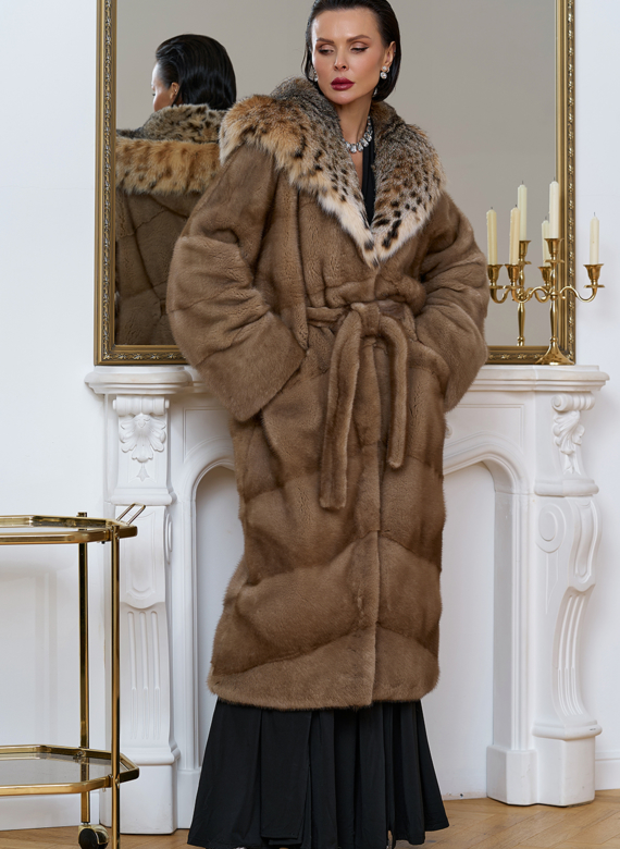 Женская шуба из меха норки с капюшоном из меха рыси