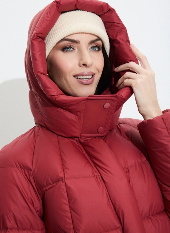 Женский пуховик с капюшоном фото