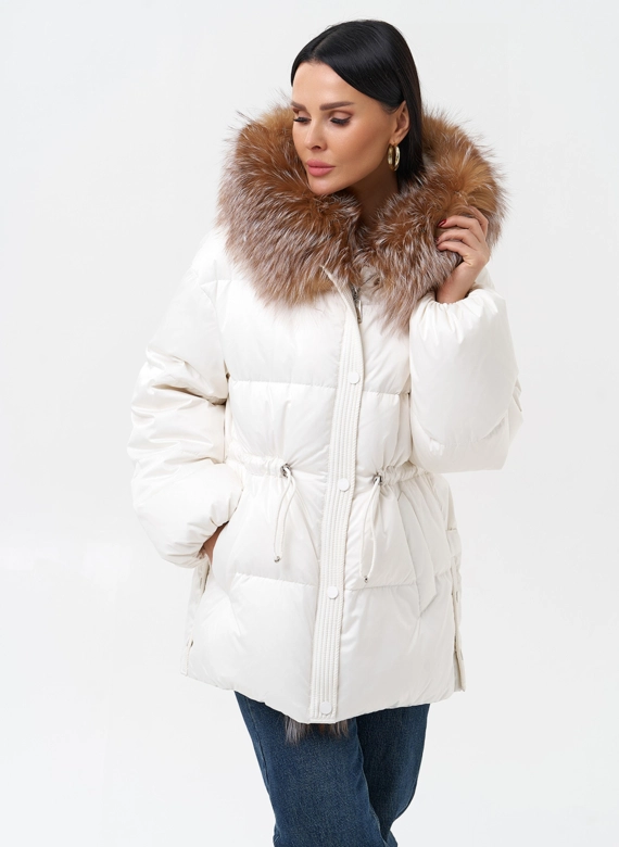 Женский пуховик с отделкой из меха лисы фото