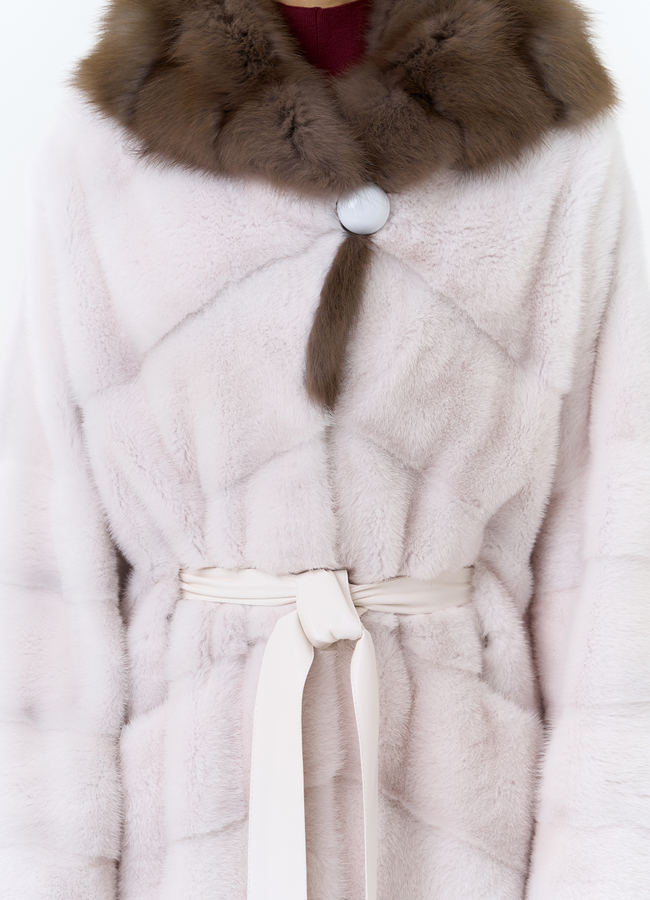Белая шуба из меха норки с капюшоном из меха куницы модель № 28669 универмаг малина