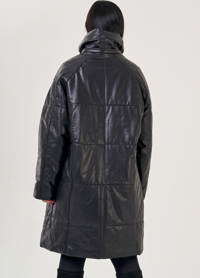 Кожаный пуховик с капюшоном черного цвета  модель № 23265 в кредит