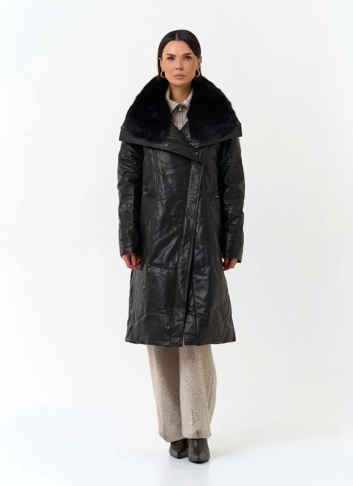 Женский кожаный пуховик с отделкой из меха лисы фото