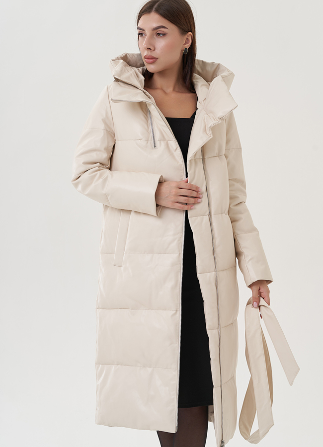 Пуховик из эко кожи молочного цвета с капюшоном модель № 25711 в рассрочку