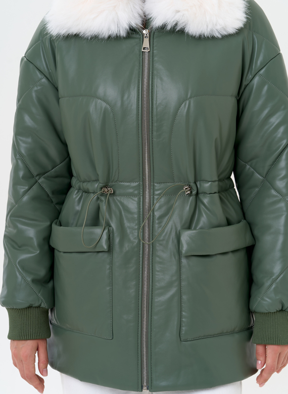 Женский пуховик из эко кожи с воротником из эко меха