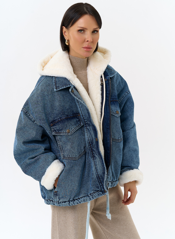 Женская утепленная джинсовая куртка с отделкой из эко меха