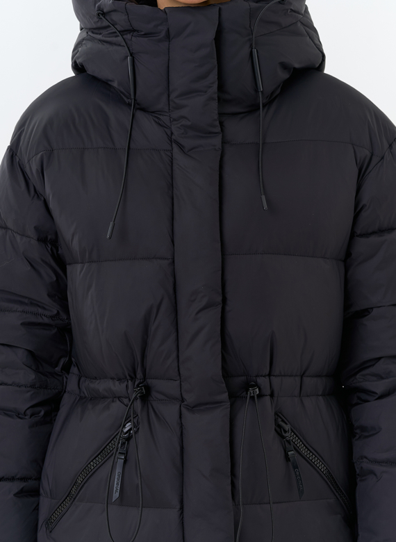 Женский пуховик черного цвета с капюшоном