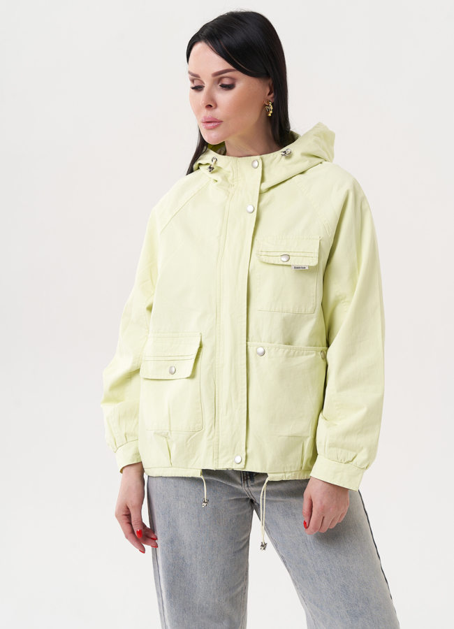 Светлая ветровка с капюшоном модель № 27261 меха малина