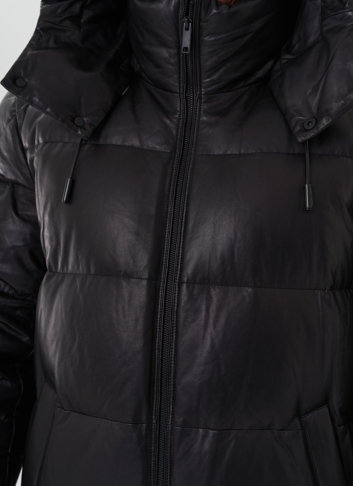 Пуховик из натуральной кожи с капюшоном