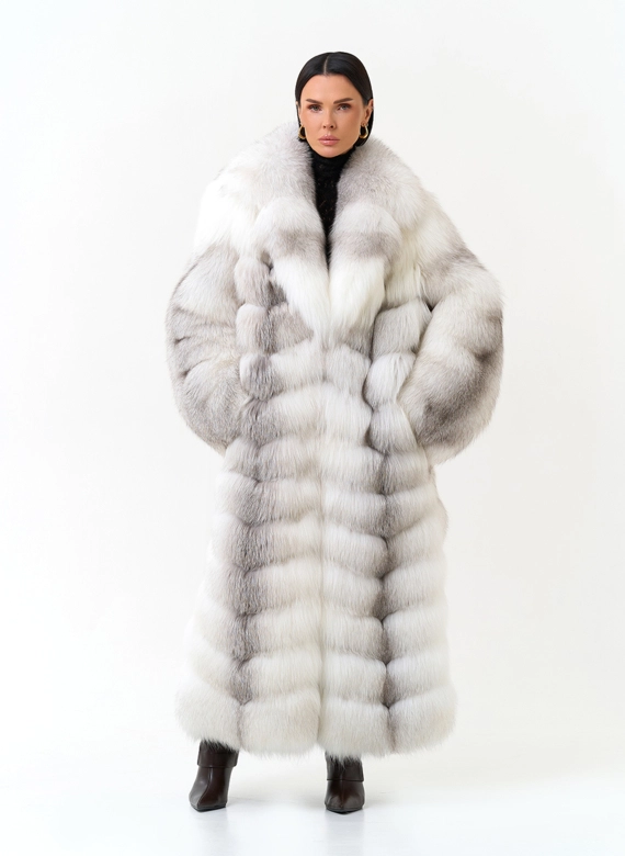 Удлиненная шуба из лисы с английским воротником белого цвета фото