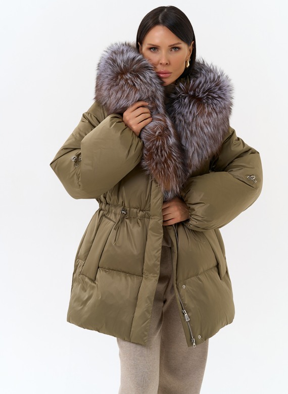 Женский пуховик с капюшоном из меха блюфрост