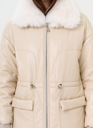 Женский пуховик из эко кожи с воротником из эко меха