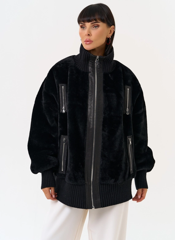 Женский бомбер из овчины черного цвета