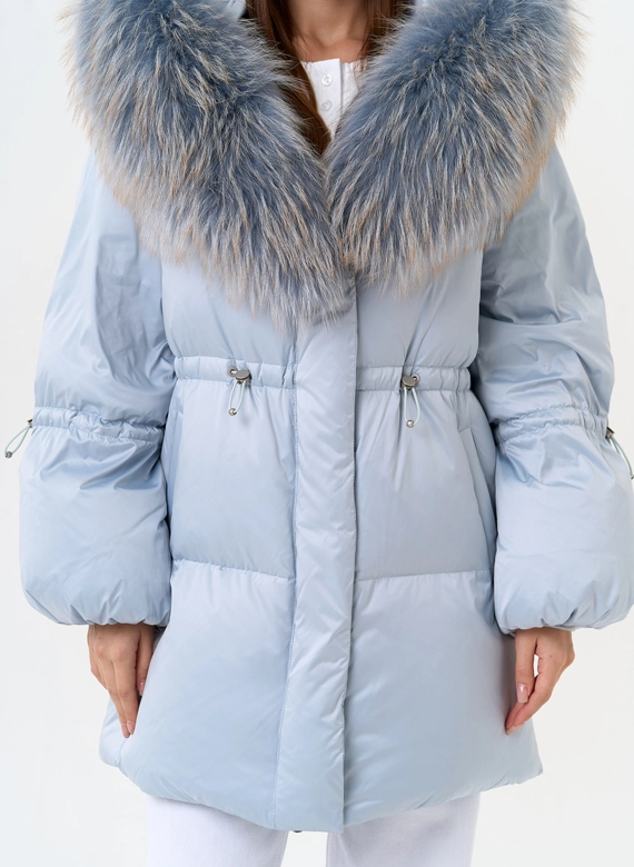Женский пуховик голубого цвета с капюшоном из меха лисы