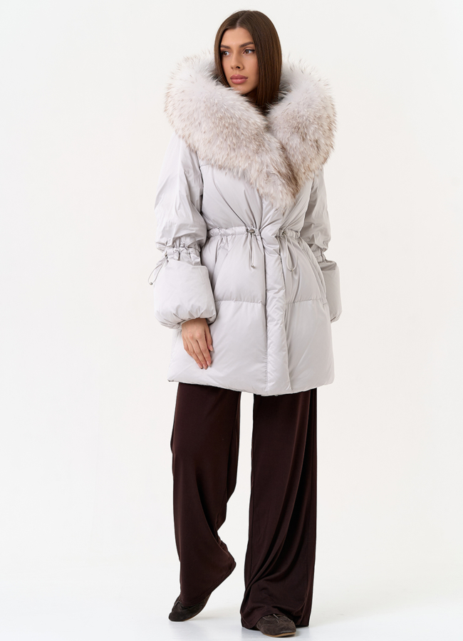 Светлый пуховик с капюшоном из меха лисы модель № 31700 в кредит