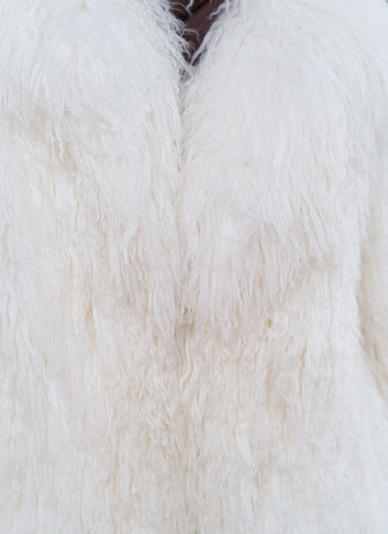 Женская шуба из меха ламы белого цвета